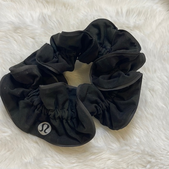 𝚕𝚞𝚕𝚞𝚕𝚎𝚖𝚘n 𝚜𝚌𝚛𝚞𝚗𝚌𝚑𝚒𝚎𝚜 (𝚜𝚎𝚝 𝚘𝚏 𝟹) - Picture 2 of 7